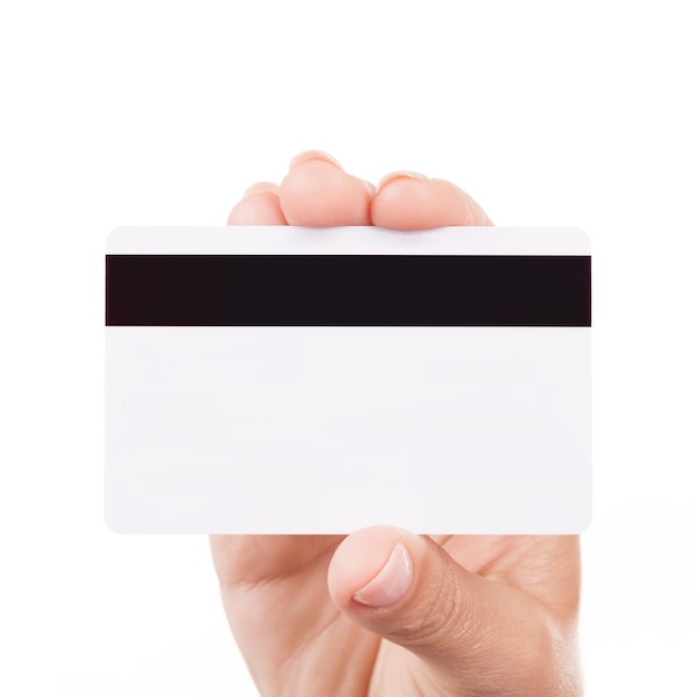 Foto mano de mujer sosteniendo la tarjeta de crédito en blanco blanco sobre un fondo blanco.