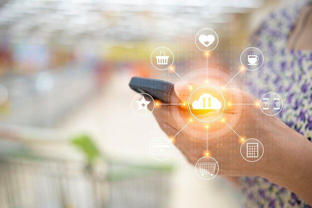 Mano de mujer sosteniendo un teléfono inteligente con un icono gráfico red de pago de banca en línea multicanal