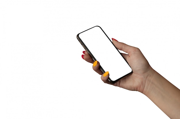 Mano de mujer sosteniendo el teléfono inteligente negro con pantalla aislada y uñas hermosas.