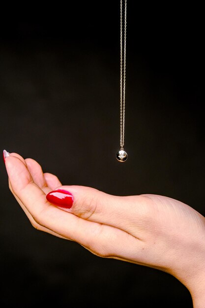 Foto la mano de una mujer sostiene una gota de agua.