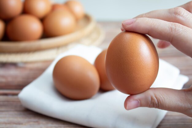 La mano de una mujer sostiene y muestra el huevo Comida saludable