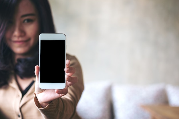 Mano de mujer con teléfono inteligente maqueta