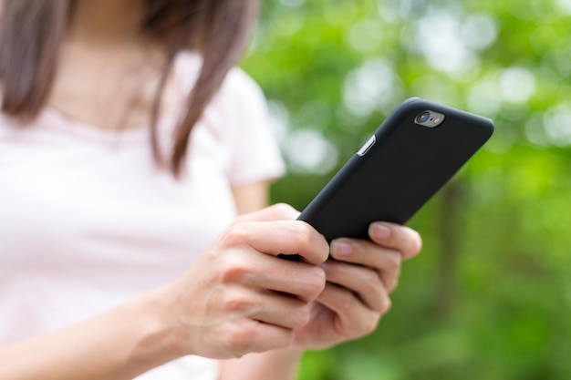 mano de mujer con teléfono inteligente