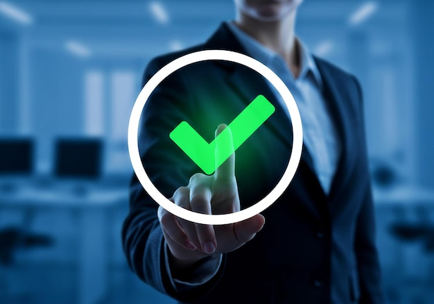 La mano de una mujer tocando una marca de verificación virtual en una pantalla