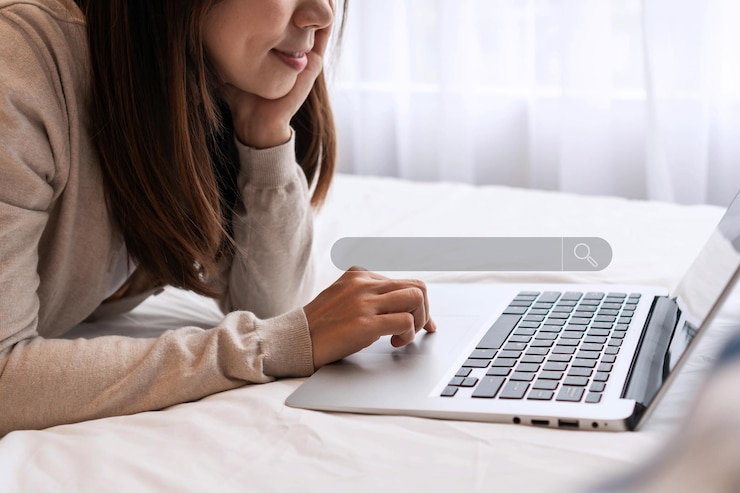 Foto mano de mujer usando un ordenador portátil para buscar información tecnología de búsqueda de datos optimización de motor de búsqueda búsqueda navegación concepto de información de datos de internet