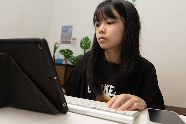 Mano de mujer usando teclado computadora portátil internet comunicación red social tecnología digital