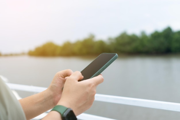 Mano de mujer usando teléfono inteligente para hacer trabajo de comunicación de redes sociales de negocios