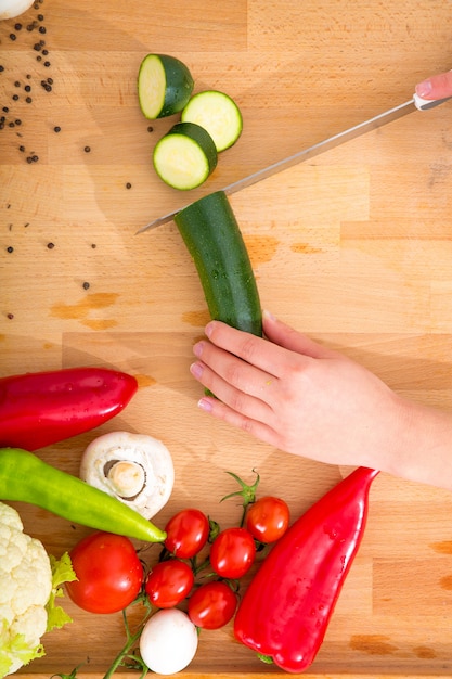 La mano de una mujer con verduras