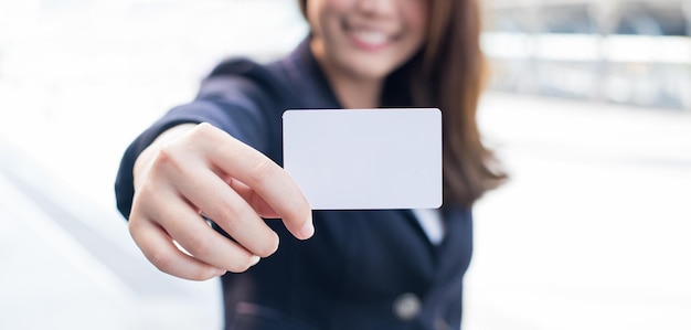 Foto mano de mujeres de negocios con tarjeta blanca vacía para texto