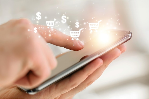 La mano de las mujeres que usa el teléfono inteligente vende en línea para las personas que compran en línea con el cuadro de chat, el carrito,