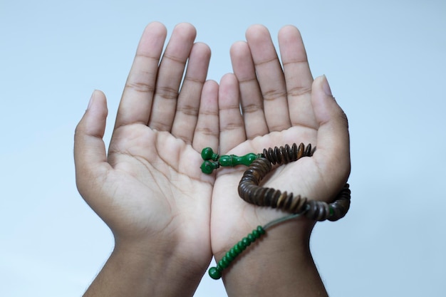 Mano de musulmanes rezando manos de oración abiertas al cielo con fondo blanco