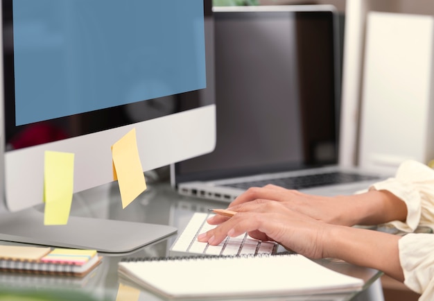 Mano de negocios escribiendo en el teclado de la computadora para buscar información en el escritorio de la oficina.