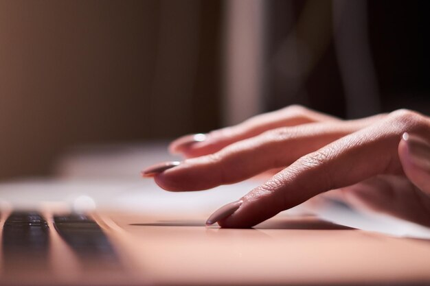 Foto la mano de la niña presiona el panel táctil de la computadora