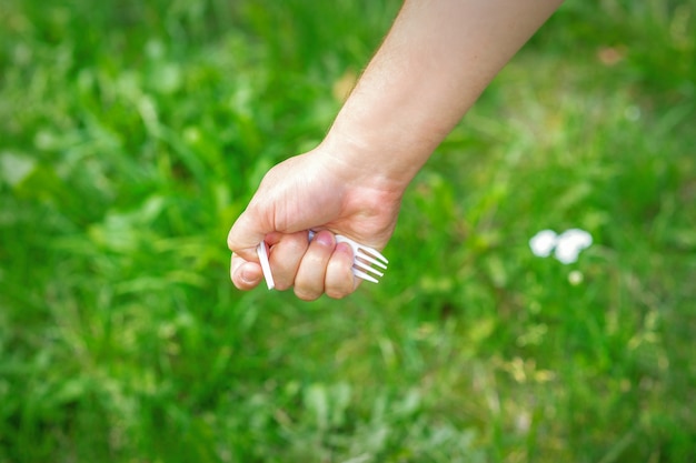 Mano de una niña sosteniendo basura plástica