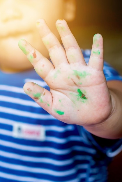 Foto mano de niño con acuarela de colores pintados