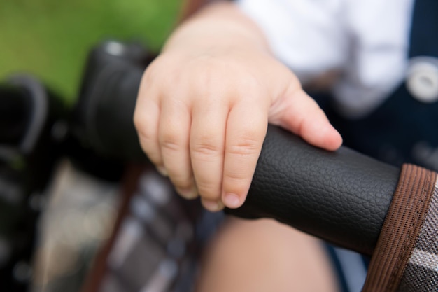 La mano de un niño está en un volante