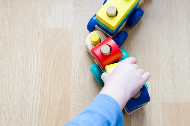 La mano del niño con un juguete