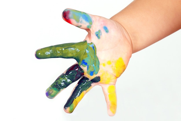 Foto la mano del niño manchada del color de la pintura. creatividad y pasatiempo artístico