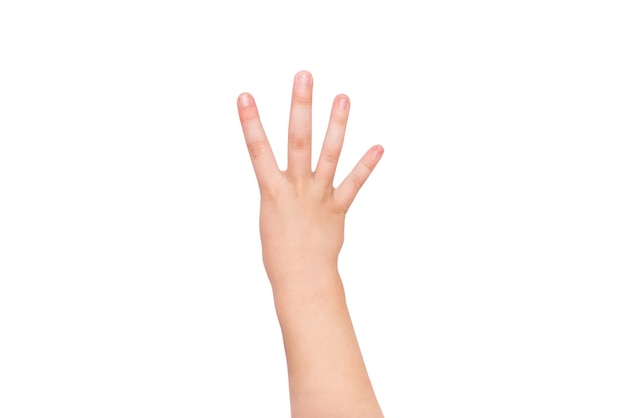 La mano del niño muestra cuatro dedos sobre un fondo blanco.