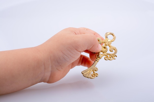 Mano de niño sosteniendo una llave de estilo retro