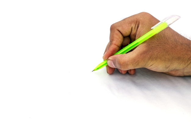 Foto la mano de un niño sosteniendo la pluma y escribiendo en la pantalla virtual aislado sobre fondo blanco.