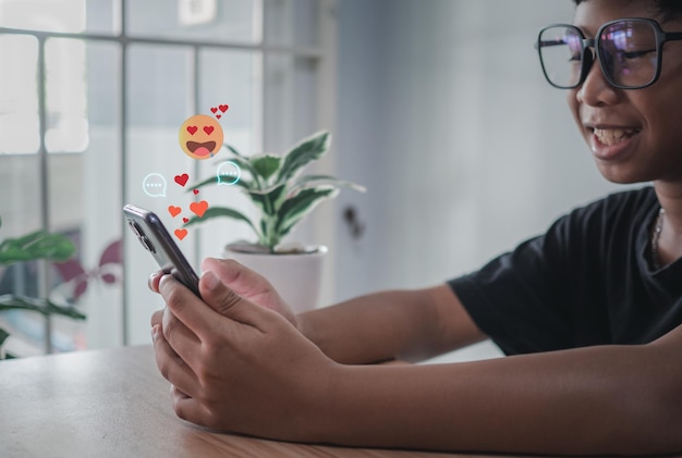 Mano de niño usando un teléfono inteligente escribiendo chat en vivo chateando en la comunicación de la aplicación web digital y el concepto de red social Caja de chat de la aplicación de redes sociales