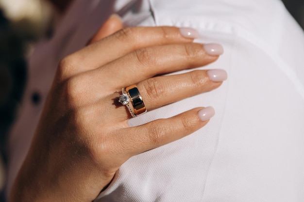 Mano de la novia con un anillo de bodas Diamantes en joyas