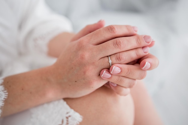 Mano de novia con anillo de cerca