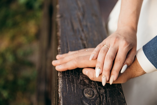 Mano de novia con anillo