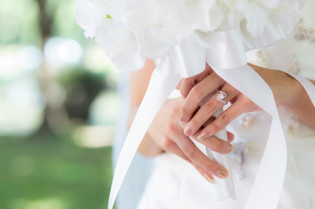 Mano de la novia con los anillos de la novia - foco selectivo.