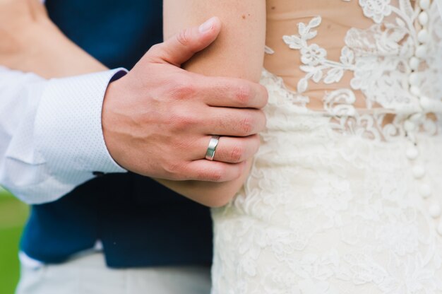 Mano de novio con anillo de compromiso