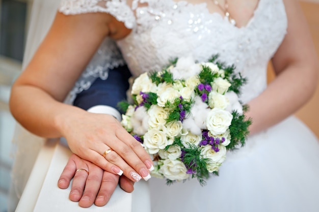 Mano del novio y la novia en una fiesta de bodas