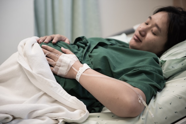 mano de paciente mujer ingresada en el hospital con solución salina intravenosa (iv)