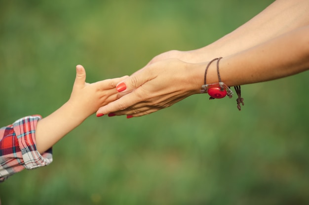 Mano de padre e hijo