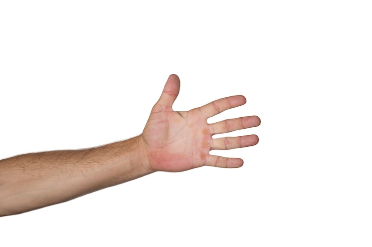 Foto una mano de la palma izquierda que muestra cinco dedos bien aislado sobre fondo blanco juego de lucha y divertido para niños signo de la mano de un hombre primer plano del gesto del símbolo con las manos vacías abiertas de un hombre