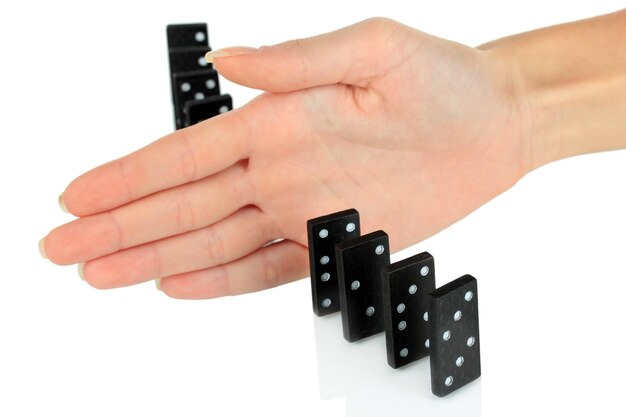 Mano parando dominó cayendo aislado en blanco