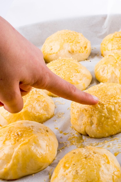 Con la mano un pastel cocinado