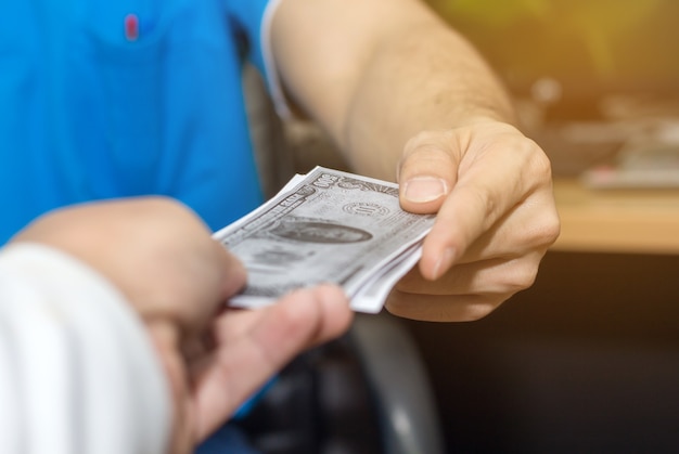 Foto la mano de la persona acepta el soborno del dinero del proyecto de construcción, concepto de la corrupción