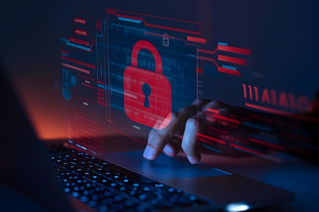 La mano de una persona está en una computadora portátil con un bloqueo en ella