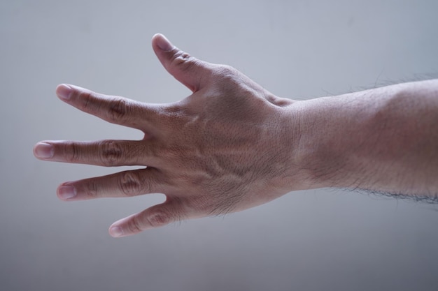 la mano de una persona está extendida con los dedos extendidos