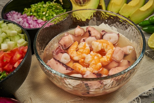 Foto mano de una persona preparando un caldo de gambas