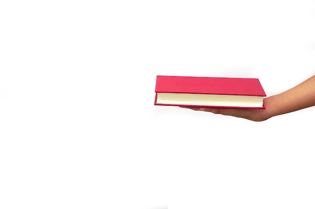 La mano de una persona que da un libro o comparte libros sobre un fondo blanco