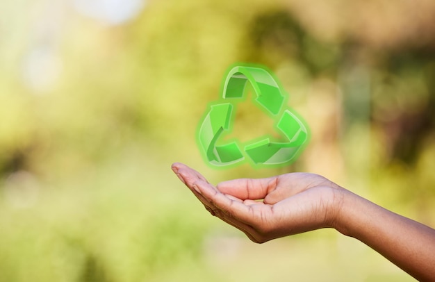 Foto mano de persona y signo de reciclaje con holograma de huella de carbono y salvar la tierra con gestión sostenible de residuos hológrafo de mujer y símbolo ecológico para reducir el proceso de reutilización y reciclaje