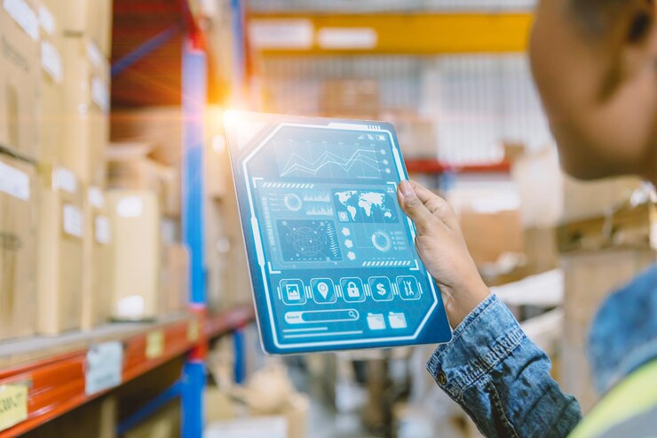 Foto mano del personal de inventario que sostiene la tableta infográfica para el concepto de gestión de almacén de tecnología digital avanzada