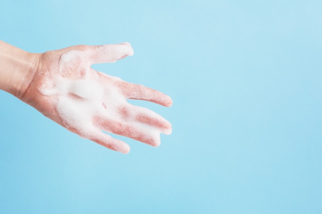 Mano de personas en gel de ducha o pompas de jabón aisladas