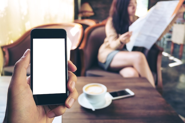 Mano de personas usando teléfono inteligente maqueta en café