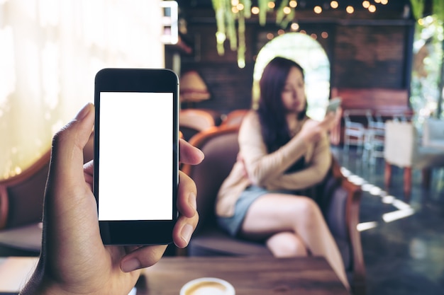 Mano de personas usando teléfono inteligente maqueta en café