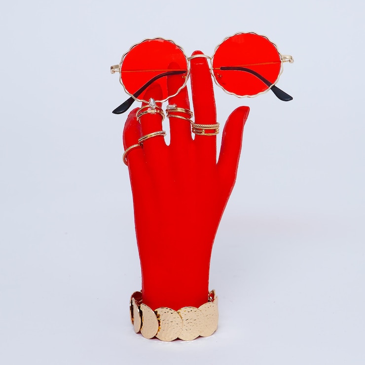 Foto mano de plástico en accesorios de joyería de moda y gafas de sol concepto de moda elegante