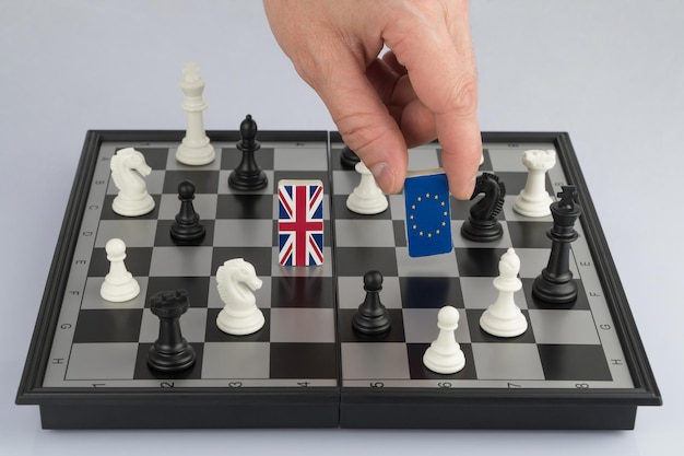 Mano política plantea la figura con la bandera de la Unión Europea El concepto de juego político