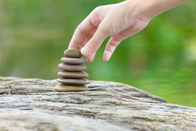 Mano, poner, piedra, edificio, un, pila, de, zen, piedras